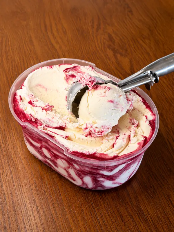 Gelato com calda de frutas vermelhas