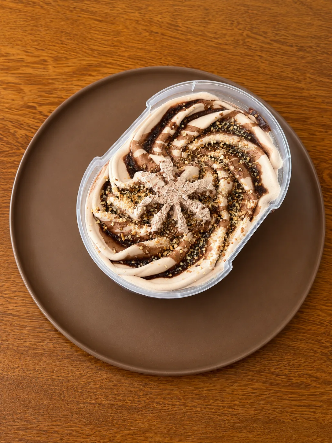 Pote de gelato visto de cima, com a flor da Mexicatti desenhada no creme
