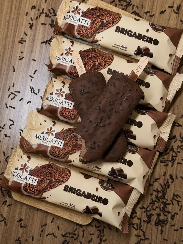 Picolés de brigadeiro sobre as embalagens